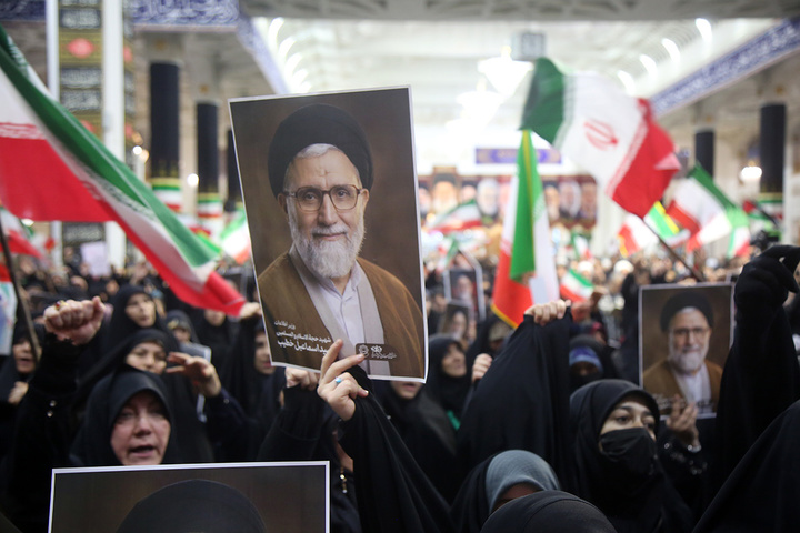 وداع با پیکر وزیر اطلاعات در حرم حضرت معصومه (س)