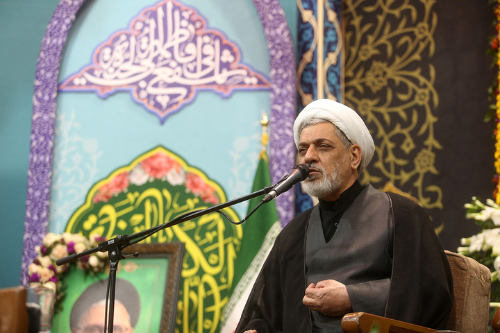 وداع با پیکر وزیر اطلاعات در حرم حضرت معصومه (س)