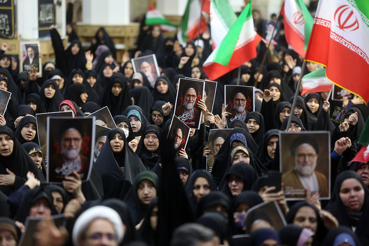 وداع با پیکر وزیر اطلاعات در حرم حضرت معصومه (س)