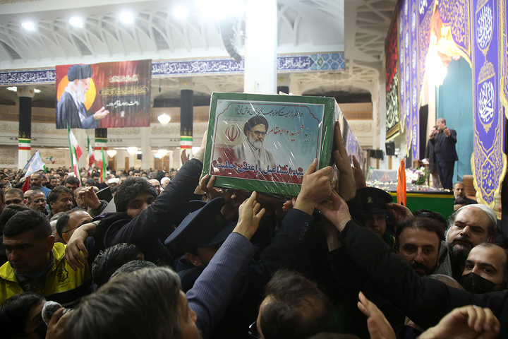 وداع با پیکر وزیر اطلاعات در حرم حضرت معصومه (س)