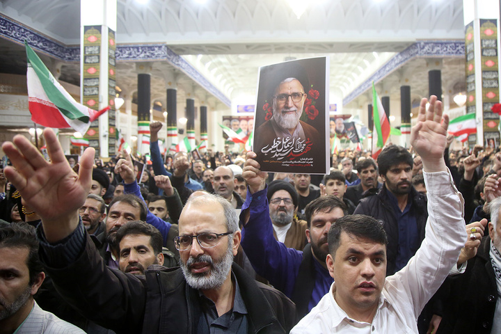 وداع با پیکر وزیر اطلاعات در حرم حضرت معصومه (س)