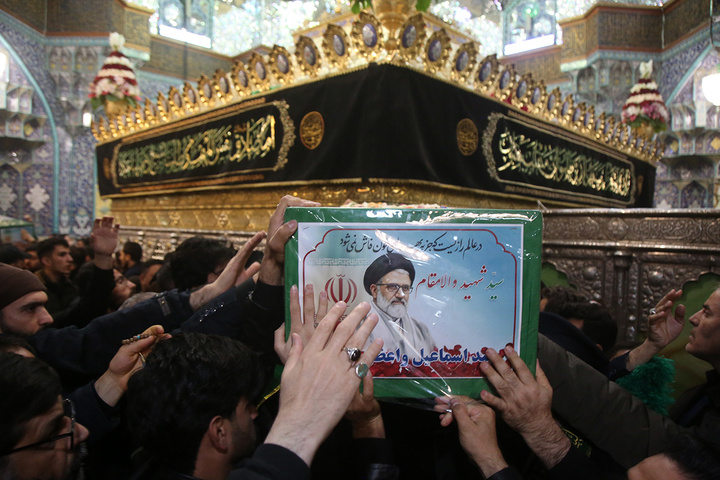 وداع با پیکر وزیر اطلاعات در حرم حضرت معصومه (س)