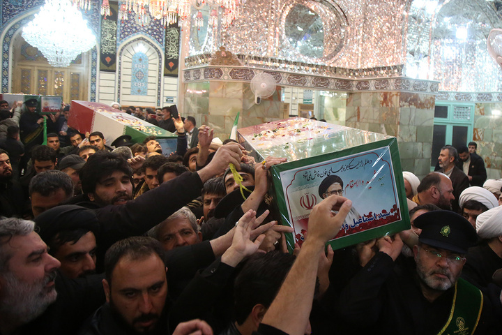 وداع با پیکر وزیر اطلاعات در حرم حضرت معصومه (س)