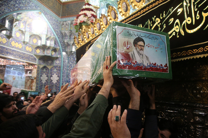 وداع با پیکر وزیر اطلاعات در حرم حضرت معصومه (س)