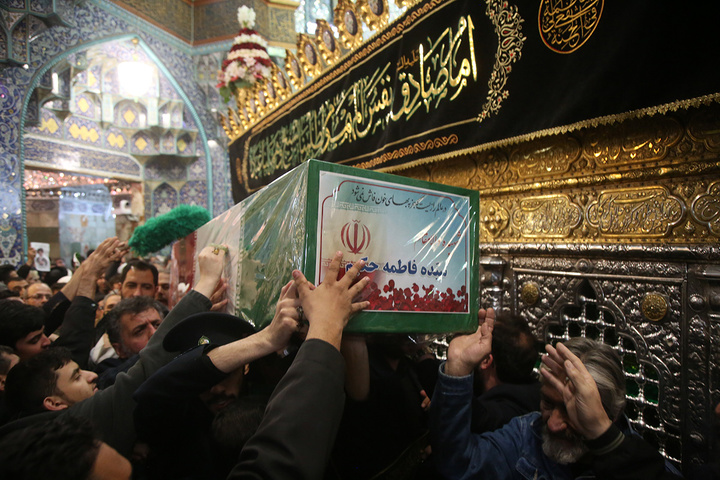 وداع با پیکر وزیر اطلاعات در حرم حضرت معصومه (س)