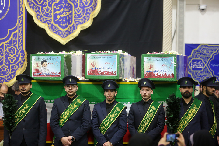 وداع با پیکر وزیر اطلاعات در حرم حضرت معصومه (س)