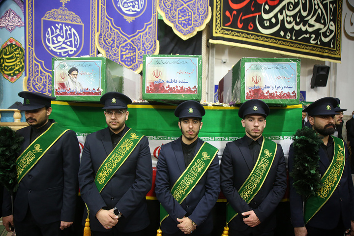 وداع با پیکر وزیر اطلاعات در حرم حضرت معصومه (س)