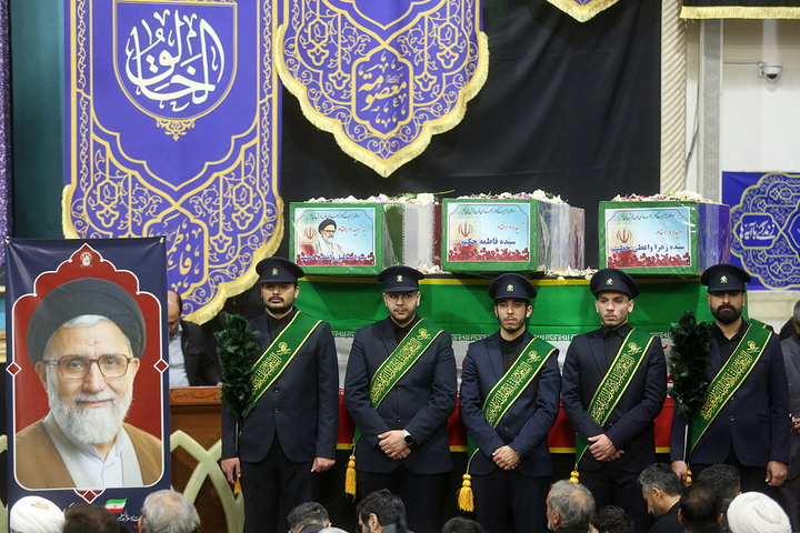 وداع با پیکر وزیر اطلاعات در حرم حضرت معصومه (س)