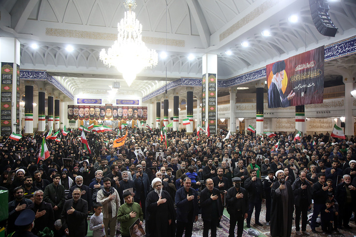 وداع با پیکر وزیر اطلاعات در حرم حضرت معصومه (س)