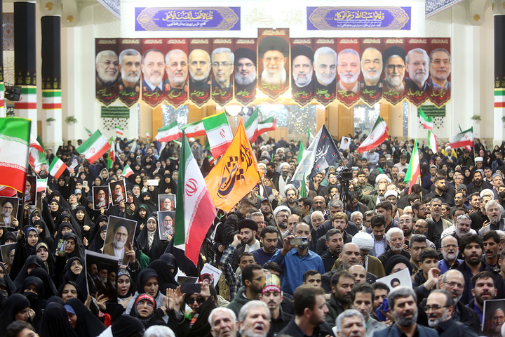 وداع با پیکر وزیر اطلاعات در حرم حضرت معصومه (س)