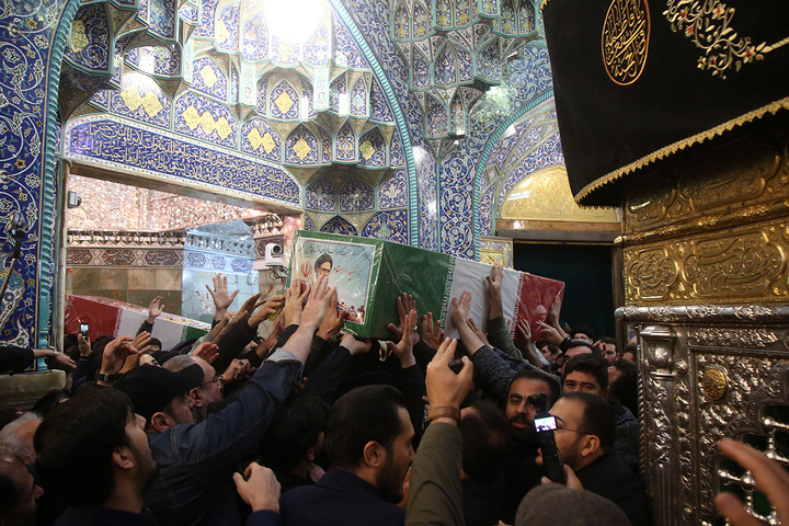 وداع با پیکر وزیر اطلاعات در حرم حضرت معصومه (س)