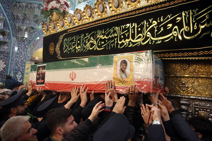 وداع با پیکر وزیر اطلاعات در حرم حضرت معصومه (س)