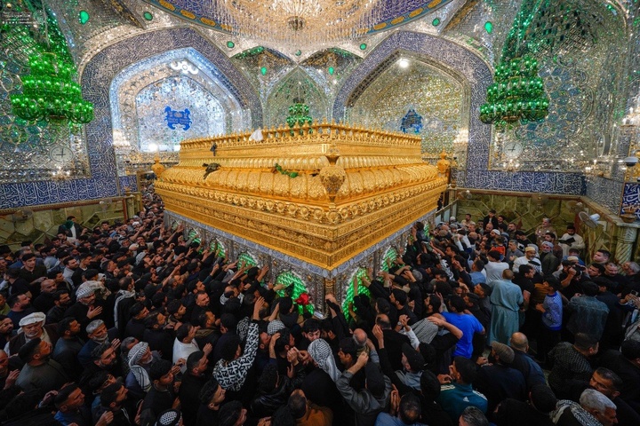 أفئدة الزائرين تطوف ضريح المولى أمير المؤمنين (عليه السلام) ليلة عيد الفطر المبارك