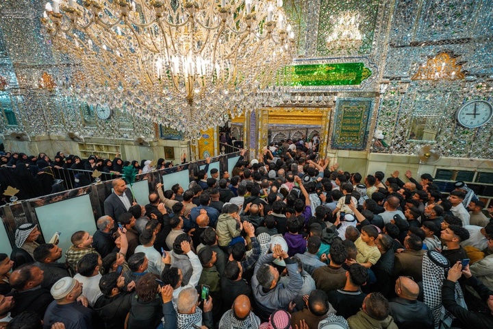 أفئدة الزائرين تطوف ضريح المولى أمير المؤمنين (عليه السلام) ليلة عيد الفطر المبارك