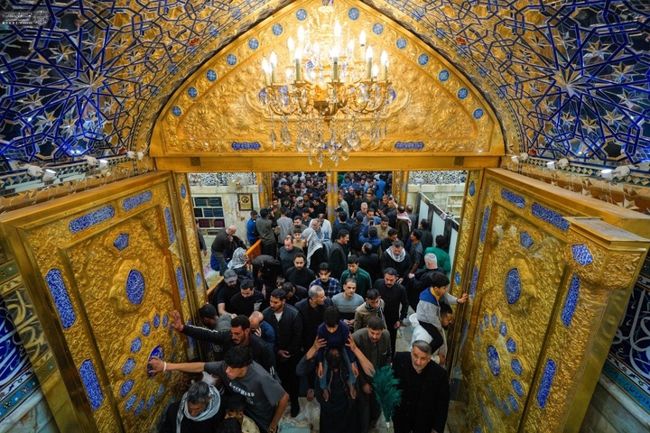 أفئدة الزائرين تطوف ضريح المولى أمير المؤمنين (عليه السلام) ليلة عيد الفطر المبارك
