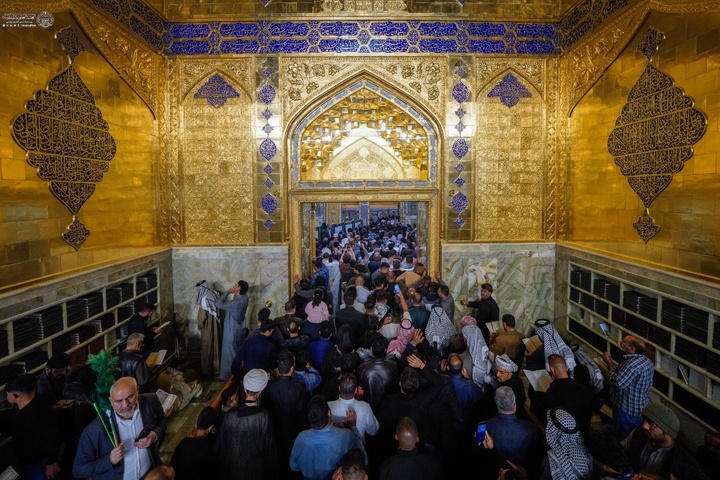 أفئدة الزائرين تطوف ضريح المولى أمير المؤمنين (عليه السلام) ليلة عيد الفطر المبارك