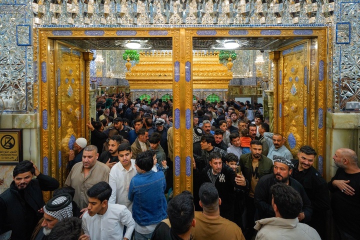 أفئدة الزائرين تطوف ضريح المولى أمير المؤمنين (عليه السلام) ليلة عيد الفطر المبارك