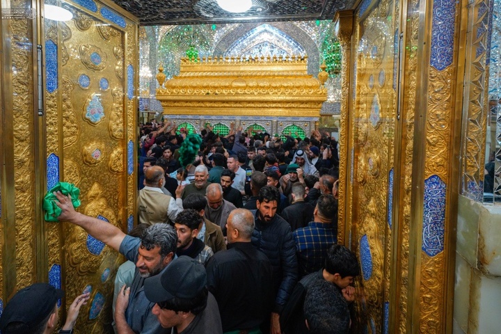 أفئدة الزائرين تطوف ضريح المولى أمير المؤمنين (عليه السلام) ليلة عيد الفطر المبارك