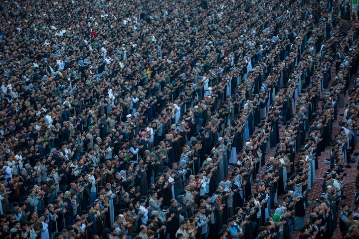 اقامه نماز عید فطر در بین الحرمین کربلا
