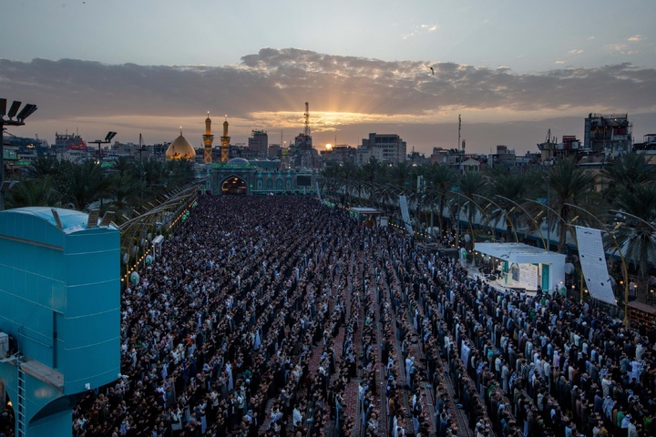 اقامه نماز عید فطر در بین الحرمین کربلا