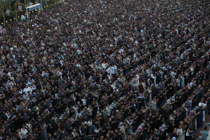 اقامه نماز عید فطر در بین الحرمین کربلا