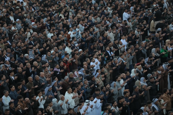 اقامه نماز عید فطر در بین الحرمین کربلا