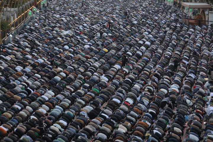 اقامه نماز عید فطر در بین الحرمین کربلا