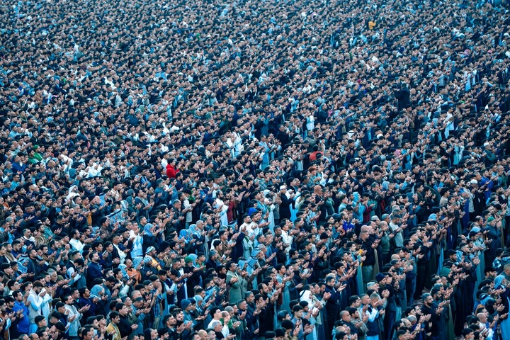 اقامه نماز عید فطر در بین الحرمین کربلا