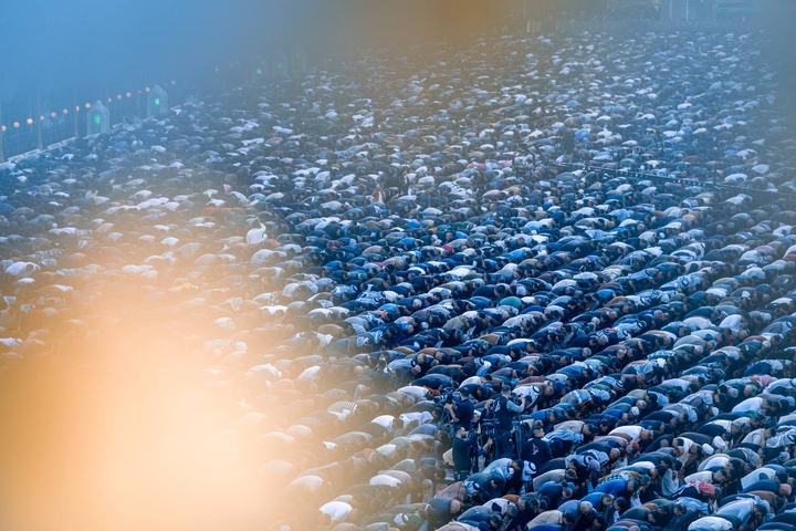 اقامه نماز عید فطر در بین الحرمین کربلا