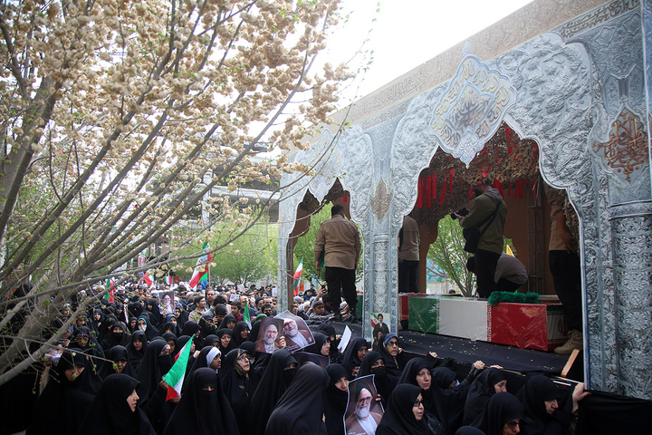 تشییع پیکر وزیر اطلاعات در حرم حضرت فاطمه معصومه (س)