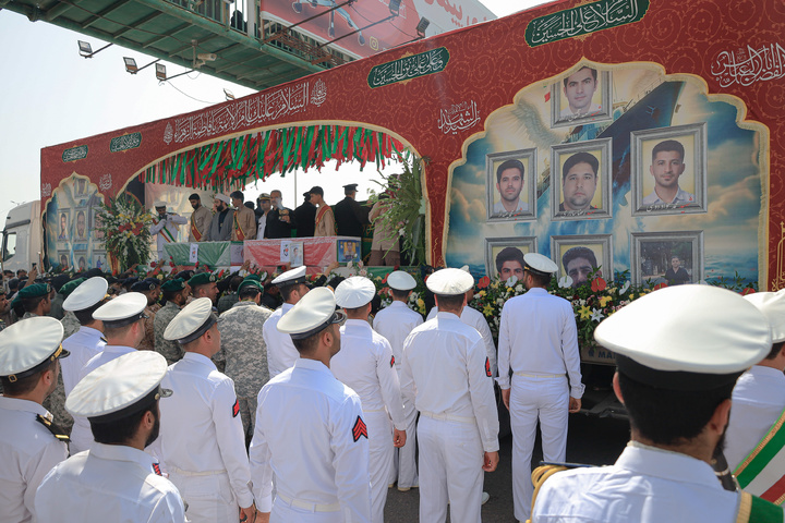 تشییع شهدای جنگ رمضان با حضور خدام حرم مطهر رضوی در بندرعباس