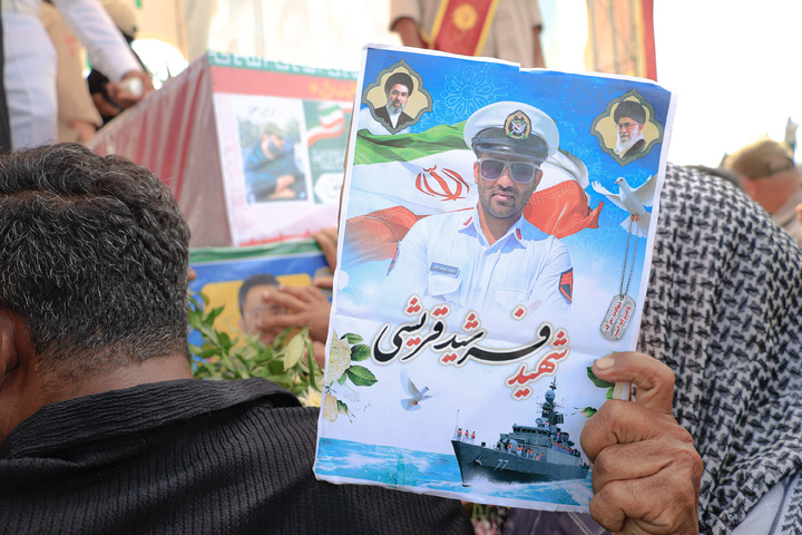 تشییع شهدای جنگ رمضان با حضور خدام حرم مطهر رضوی در بندرعباس