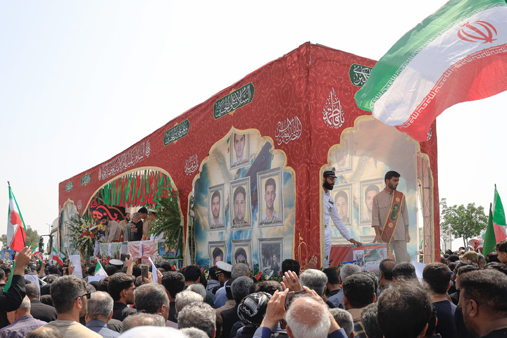 تشییع شهدای جنگ رمضان با حضور خدام حرم مطهر رضوی در بندرعباس