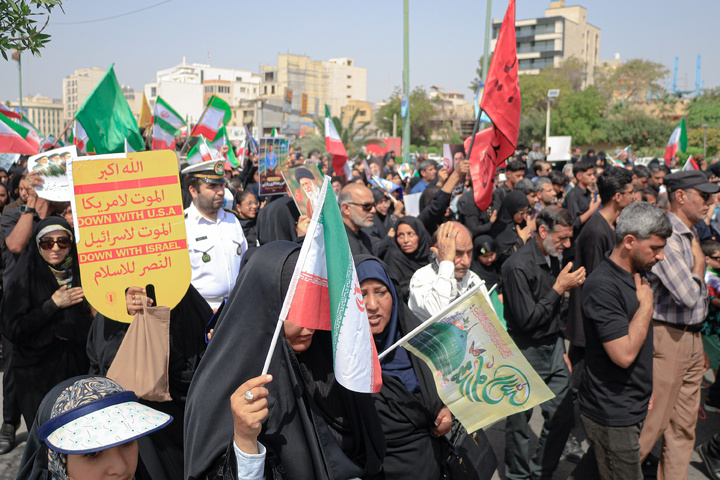 تشییع شهدای جنگ رمضان با حضور خدام حرم مطهر رضوی در بندرعباس