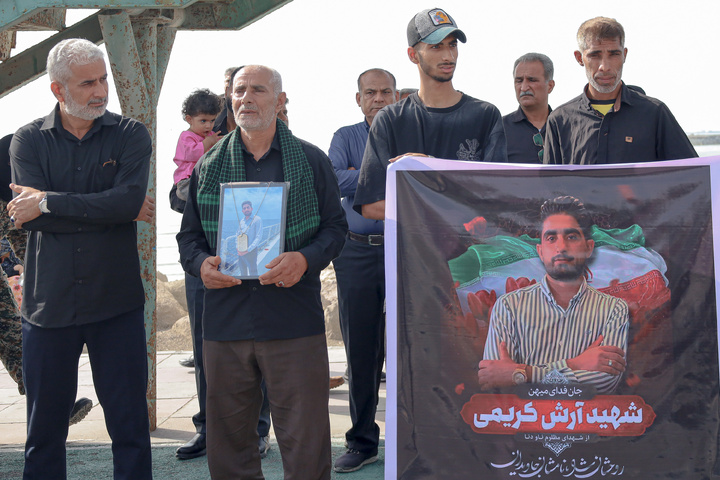 تشییع شهدای جنگ رمضان با حضور خدام حرم مطهر رضوی در بندرعباس