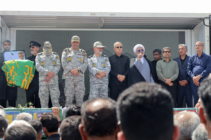 تشییع شهدای جنگ رمضان با حضور خدام حرم مطهر رضوی در بندرعباس