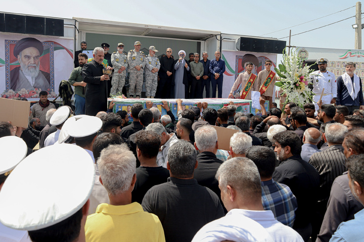 تشییع شهدای جنگ رمضان با حضور خدام حرم مطهر رضوی در بندرعباس