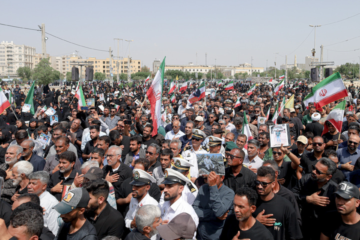 تشییع شهدای جنگ رمضان با حضور خدام حرم مطهر رضوی در بندرعباس