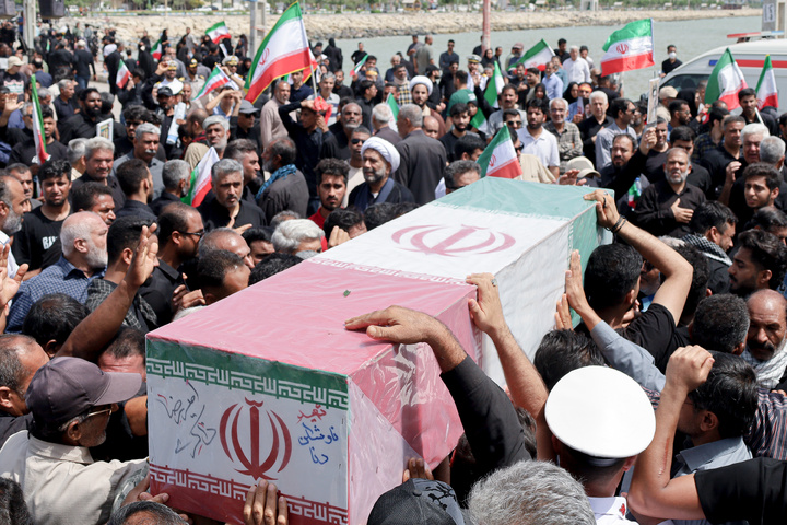 تشییع شهدای جنگ رمضان با حضور خدام حرم مطهر رضوی در بندرعباس