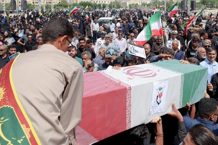 تشییع شهدای جنگ رمضان با حضور خدام حرم مطهر رضوی در بندرعباس