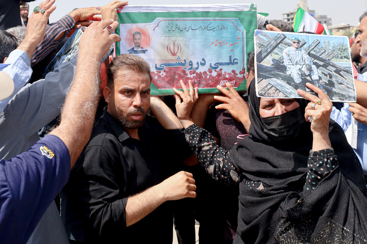 تشییع شهدای جنگ رمضان با حضور خدام حرم مطهر رضوی در بندرعباس