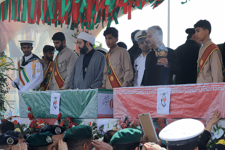 تشییع شهدای جنگ رمضان با حضور خدام حرم مطهر رضوی در بندرعباس