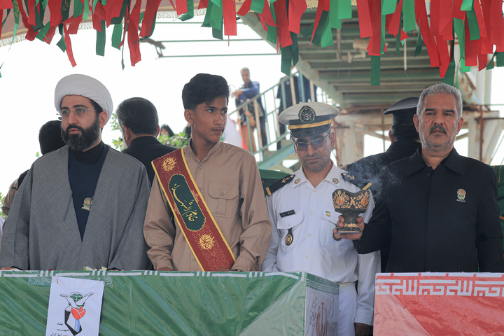 تشییع شهدای جنگ رمضان با حضور خدام حرم مطهر رضوی در بندرعباس