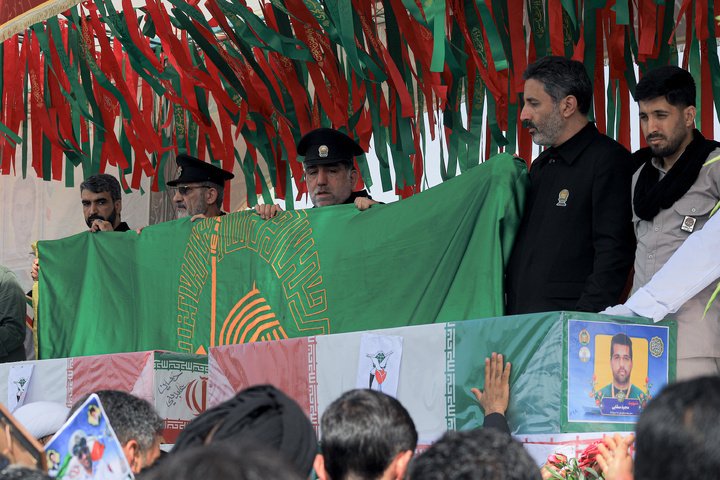 تشییع شهدای جنگ رمضان با حضور خدام حرم مطهر رضوی در بندرعباس