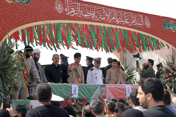 تشییع شهدای جنگ رمضان با حضور خدام حرم مطهر رضوی در بندرعباس