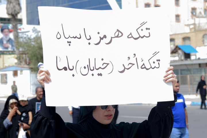 تشییع شهدای جنگ رمضان با حضور خدام حرم مطهر رضوی در بندرعباس