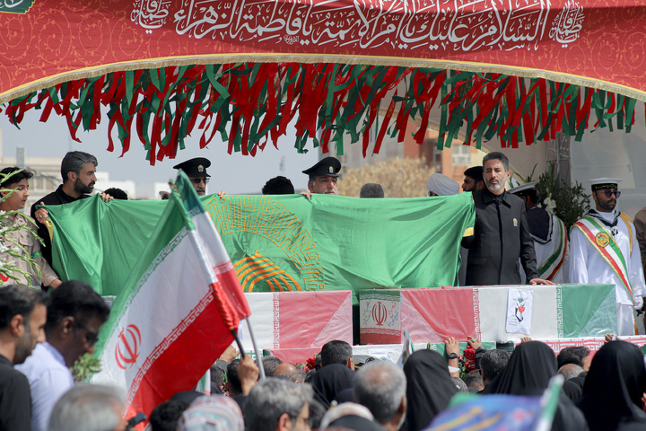 تشییع شهدای جنگ رمضان با حضور خدام حرم مطهر رضوی در بندرعباس