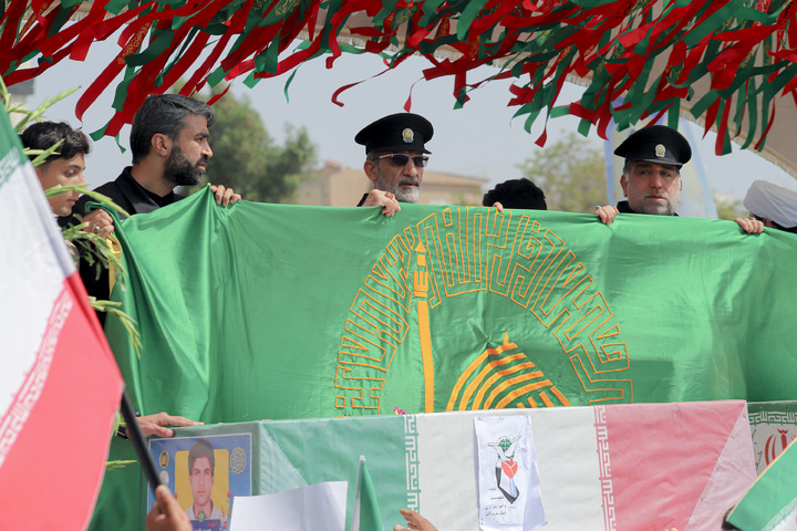 تشییع شهدای جنگ رمضان با حضور خدام حرم مطهر رضوی در بندرعباس