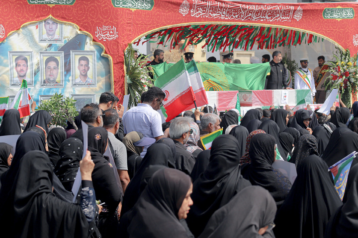 تشییع شهدای جنگ رمضان با حضور خدام حرم مطهر رضوی در بندرعباس