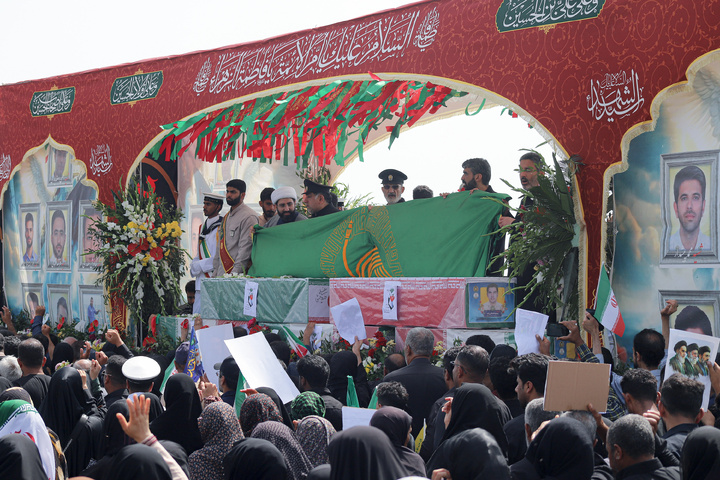 تشییع شهدای جنگ رمضان با حضور خدام حرم مطهر رضوی در بندرعباس